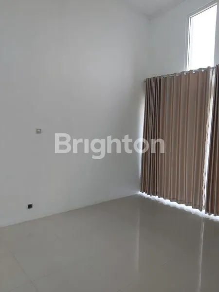 image RUMAH 2 LANTAI CLUSTER TENGAH KOTA SOLO DEKAT STADION MANAHAN \N(CARPORT SUDAH BERCANOPY) (4)