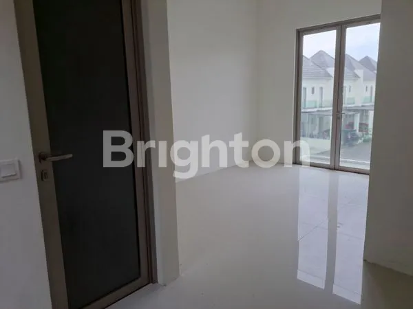 image DI  SEWAKAN RUMAH BARU GRESS KOSONGAN SURABAYA BARAT HARGA BERSAHABAT KAWASAN SUDAH JADI DAN TENANG,  DEKAT DENGAN CLUB HOUSE DAN ADA SUPERINDO DAN BIOSKOP DALAM PERUMAHAN (6)