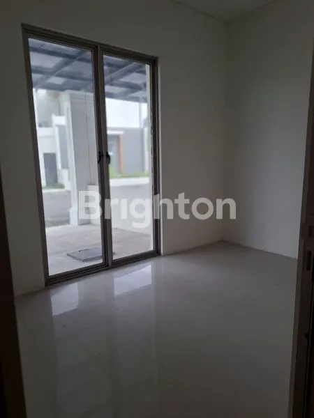 image DI  SEWAKAN RUMAH BARU GRESS KOSONGAN SURABAYA BARAT HARGA BERSAHABAT KAWASAN SUDAH JADI DAN TENANG,  DEKAT DENGAN CLUB HOUSE DAN ADA SUPERINDO DAN BIOSKOP DALAM PERUMAHAN (2)