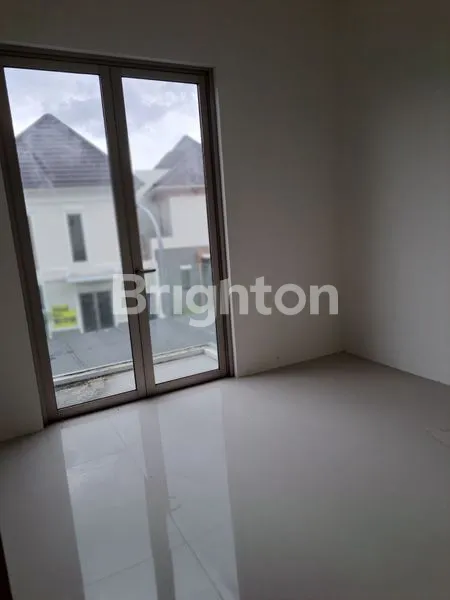 image DI  SEWAKAN RUMAH BARU GRESS KOSONGAN SURABAYA BARAT HARGA BERSAHABAT KAWASAN SUDAH JADI DAN TENANG,  DEKAT DENGAN CLUB HOUSE DAN ADA SUPERINDO DAN BIOSKOP DALAM PERUMAHAN (1)