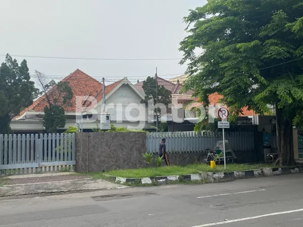 image RUMAH STRATEGIS JL IMAM BONJOL SURABAYA (1)