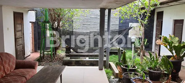 image RUMAH LUAS 1 LANTAI DEKAT DENGAN PUSAT KOTA DAN KAMPUS WM DI BLAMBANGAN (5)