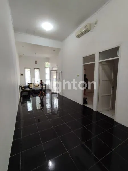 image RUMAH MODERN MINIMALIS DEKAT KOLAM RENANG  COCOK UNTUK KELUARGA KECIL (5)