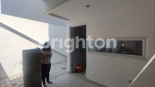 image SEWA RMH MINIMALIS 2 LT FULL FURNISH, (KOMPLIT). PINTU DGN SMART HOME, CCTV DPN RUMAH, TINGGAL MASUK HUNIAN TENANG, BEBAS BANJIR, DKT JLN TEMBUSAN JANGLI KE KAMPUS  UNDIP .TEMBALANG , 7 MNT KE TOL BANYUMANIK. 5 MNT KE SEKOLAH INTER (4)