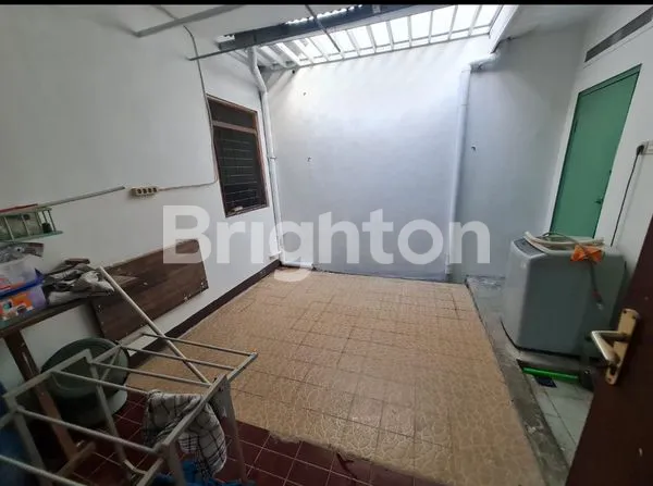 image RUMAH SIAP HUNI DAERAH WIYUNG DENGAN ROW JALAN BESAR (2)