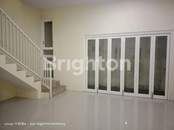 image RUMAH MEWAH 2 LANTAI MODERN DI JOMBANG KOTA (3)