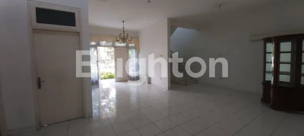 image RUMAH LOKASI STRATEGIS TENGAH KOTA DEKAT TOL, 2 LANTAI SIAP HUNI (2)