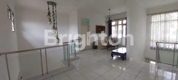 image RUMAH LOKASI STRATEGIS TENGAH KOTA DEKAT TOL, 2 LANTAI SIAP HUNI (4)