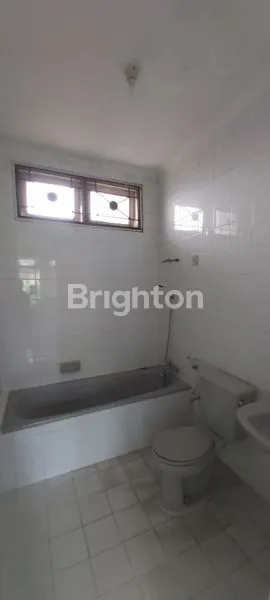 image RUMAH LOKASI STRATEGIS TENGAH KOTA DEKAT TOL, 2 LANTAI SIAP HUNI (8)