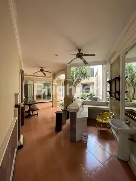 image MURAH DEKAT PINTU MASUK TOL RUMAH TERNYAMAN DI TAMAN HUNIAN SATELIT DEKAT CITRALAND SURABAYA, COCOK UTK EXPAT BULE, BAGUS SIAP HUNI READY SWIMMING POOL (5)