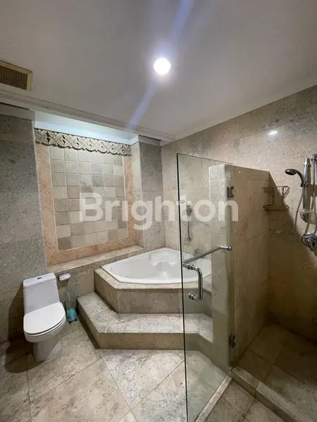 image RUMAH CANTIK LUAS TAMAN HUNIAN SATELIT DEKAT CITRALAND MAYJEN SUNGKONO CIPUTRA WORLD SURABAYA, COCOK UTK EXPAT BULE, BAGUS SIAP HUNI READY SWIMMING POOL (2)