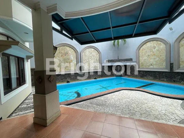 image RUMAH CANTIK LUAS TAMAN HUNIAN SATELIT DEKAT CITRALAND MAYJEN SUNGKONO CIPUTRA WORLD SURABAYA, COCOK UTK EXPAT BULE, BAGUS SIAP HUNI READY SWIMMING POOL (7)