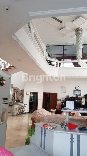 image RUMAH MEWAH RAYA DHARMAHUSADA INDAH JALAN KEMBAR (1)