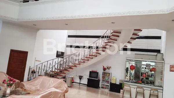 image RUMAH MEWAH RAYA DHARMAHUSADA INDAH JALAN KEMBAR (2)