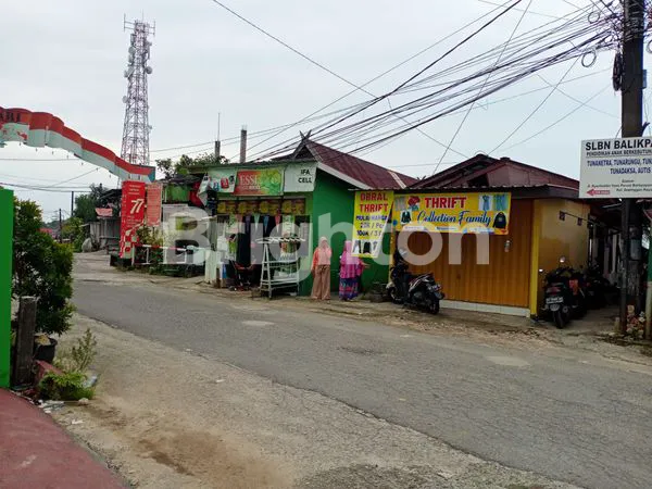 PINGGIR JALAN....SANGAT STAREGIS BUAT USAHA