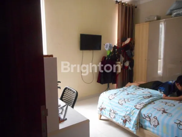 image RUMAH MEWAH 3 LANTAI DI PERMATA JINGGA SUHAT (3)