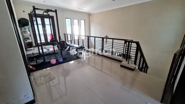 image RUMAH 2 LANTAI SIAP HUNI LOKASI BAGUS DI CITRALAND UTAMA SURABAYA BARAT.  (4)