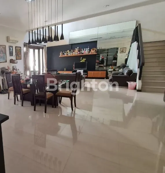 image RUMAH 2 LANTAI SIAP HUNI LOKASI BAGUS DI CITRALAND UTAMA SURABAYA BARAT.  (2)