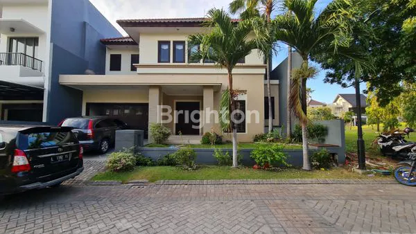 image RUMAH 2 LANTAI SIAP HUNI LOKASI BAGUS DI CITRALAND UTAMA SURABAYA BARAT.  (1)