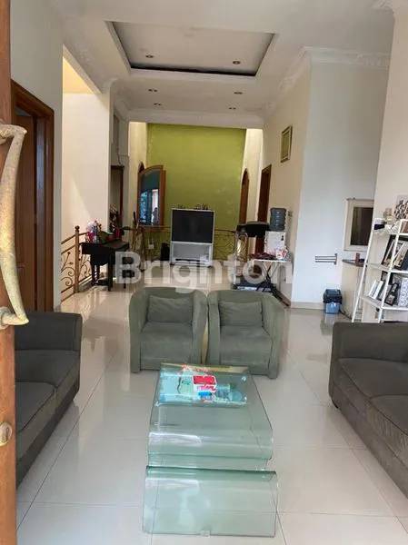 image RUMAH BEKASI DESAIN INTERIOR DAN EKSTERIOR KLASIK2 PILAR DI DEPAN TERLETAK DI PERUMAHAN YANG AMAN DAN TENANG (1)