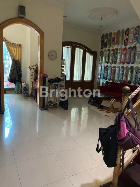 image RUMAH BEKASI DESAIN INTERIOR DAN EKSTERIOR KLASIK2 PILAR DI DEPAN TERLETAK DI PERUMAHAN YANG AMAN DAN TENANG (2)