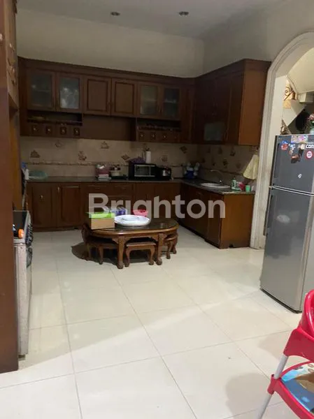 image RUMAH BEKASI DESAIN INTERIOR DAN EKSTERIOR KLASIK2 PILAR DI DEPAN TERLETAK DI PERUMAHAN YANG AMAN DAN TENANG (3)