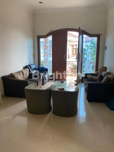 image RUMAH BEKASI DESAIN INTERIOR DAN EKSTERIOR KLASIK2 PILAR DI DEPAN TERLETAK DI PERUMAHAN YANG AMAN DAN TENANG (4)