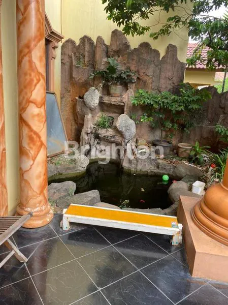 image RUMAH BEKASI DESAIN INTERIOR DAN EKSTERIOR KLASIK2 PILAR DI DEPAN TERLETAK DI PERUMAHAN YANG AMAN DAN TENANG (6)