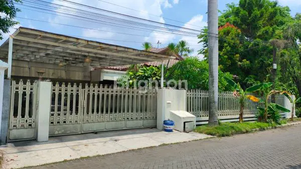 image RUMAH HOEK/ POJOK. BELAKANG HOTEL SHANGRI-LA  (1)