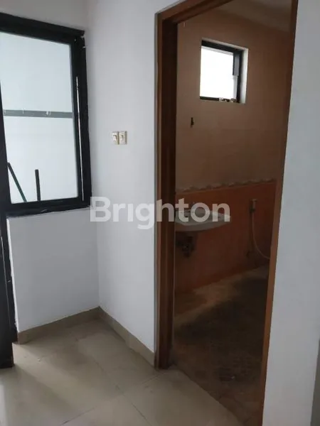 image RUKO TOMANG BANGUNAN 3 LANTAI ADA 3 UNIT DIPINGGIR JALAN BESAR COCOK UNTUK KANTOR ATAU USAHA LAINNYA (2)