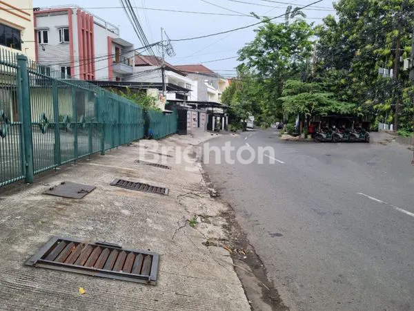 image RUKO TOMANG BANGUNAN 3 LANTAI ADA 3 UNIT DIPINGGIR JALAN BESAR COCOK UNTUK KANTOR ATAU USAHA LAINNYA (7)