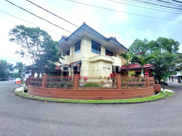 RUMAH STRATEGIS DENGAN HALAMAN LUAS DI CIJAGRA BANDUNG