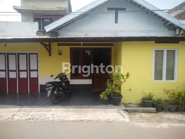 image RUMAH DENGAN TEMPAT USAHA DI PAJANG SOLO (1)