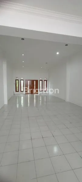 RUKO DI JALAN UTAMA YANG RAMAI