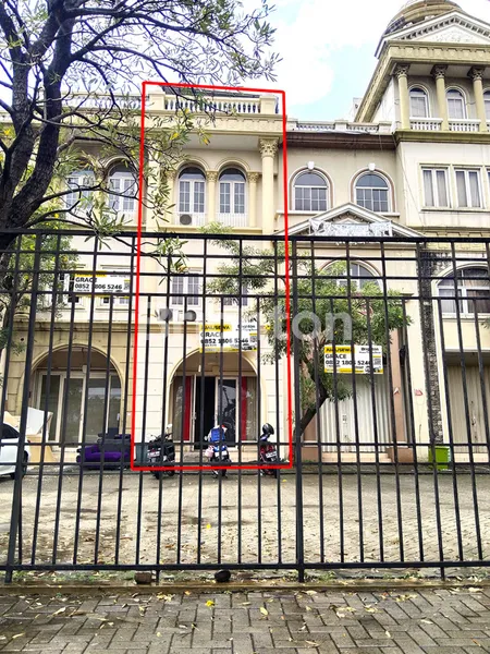 RUKO 3,5 LANTAI SEMI FURNISHED LOKASI STRATEGIS PINGGIR JALAN RAYA DI KOMPLEK RUKO DEPAN PERUMAHAN GREEN MANSION JAKARTA BARAT