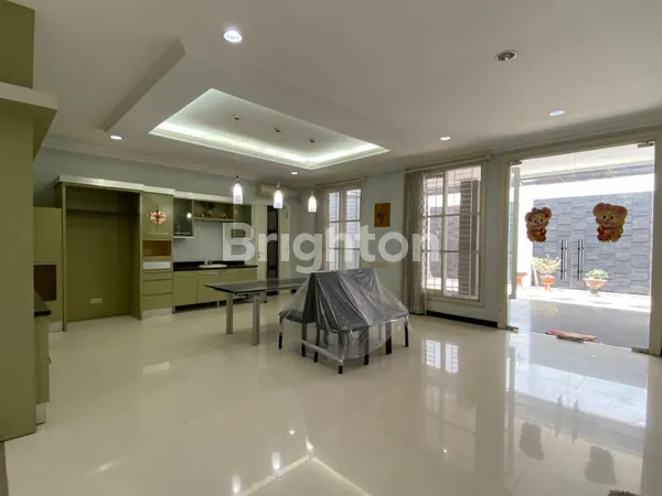 image RUMAH MEWAH INCLUDE PERABOT JALAN KEMBAR STRATEGIS SIAP HUNI, KLAMPIS ANOM DEKAT MERR RAYA KERTAJAYA (2)