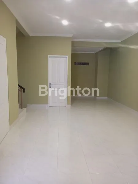 image RUMAH PETOJO JAKARTA PUSAT 3 LANTAI STRATEGIS (2)