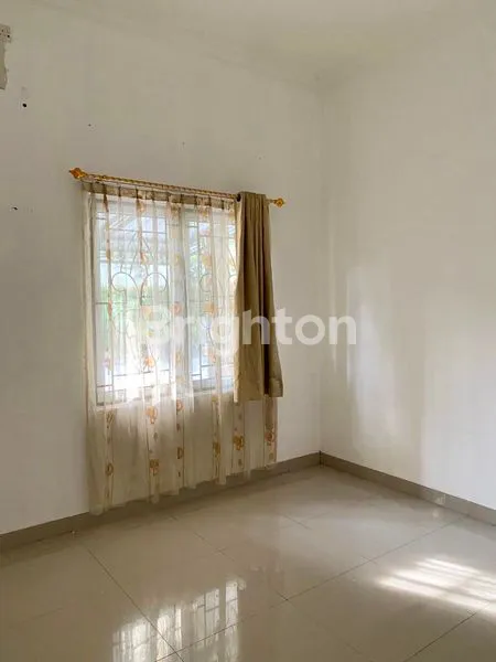 image RUMAH TOWNHOUSE CANTIK DI DALAM KOMPLEK PERUMAHAN MEWAH DI OPI JAKABARING (6)