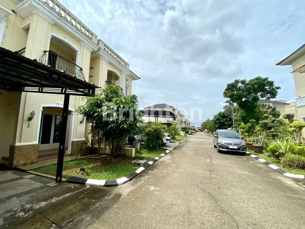 image RUMAH TOWNHOUSE CANTIK DI DALAM KOMPLEK PERUMAHAN MEWAH DI OPI JAKABARING (8)