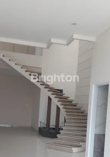 image MINIMALIS MEWAH DUA LANTAI DI DHARMAHUSADA INDAH, SURABAYA TIMUR (3)