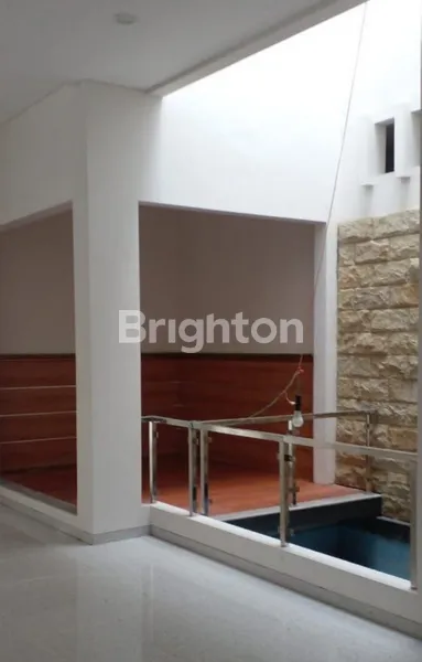 image MINIMALIS MEWAH DUA LANTAI DI DHARMAHUSADA INDAH, SURABAYA TIMUR (5)