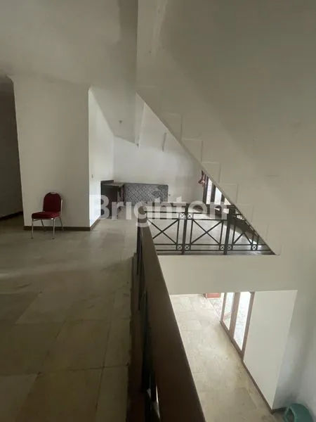 image RUMAH DALAM KOMPLEK ELITE BESAR DAN LUAS DENGAN FASILITAS POOL DI CINERE (3)