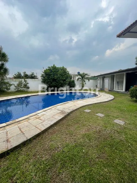 RUMAH DALAM KOMPLEK ELITE BESAR DAN LUAS DENGAN FASILITAS POOL DI CINERE