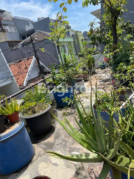 image RUMAH 2 LANTAI ROW 2 MOBIL FULL FURNISHED LOKASI STRATEGIS TOMANG JAKARTA BARAT (6)