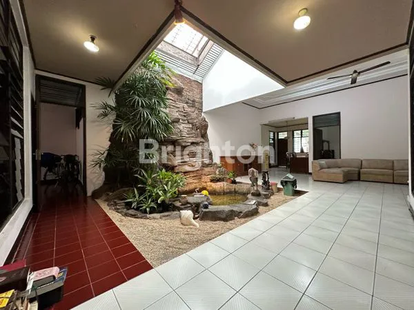 RUMAH DENGAN TANAH LUAS DEKAT PUSAT KOTA SOLO