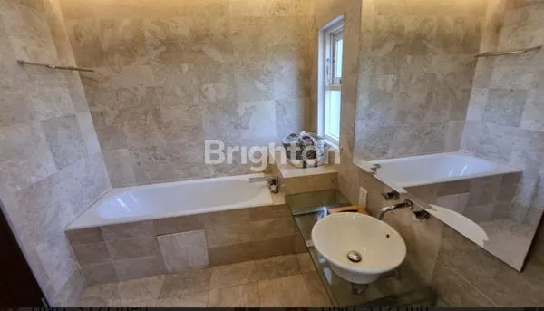 image EXCLUSIVE AND LUXURY VILLA IN PRESTIGIOUS LOCATION IN JIMBARAN (5)