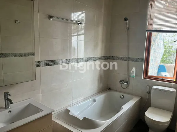 image RUMAH MEWAH 3 LANTAI BUKIT INDAH RAYA  SUKA JADI HADAP JALAN BESAR DEKAT KEPRI MALL (3)