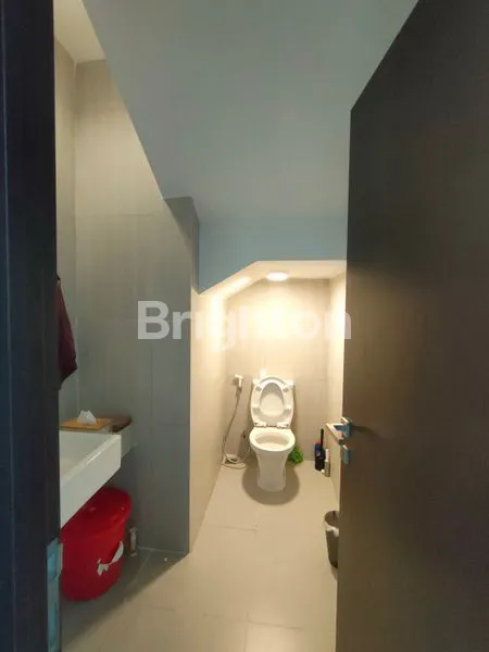 image RUMAH CANTIK DAN SUDAH RENOVASI 2 LANTAI SIAP HUNI DI THE MOZIA BSD CITY (3)