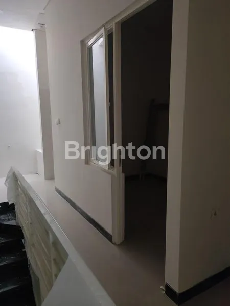 image RUMAH 2 LANTAI BARU GRESS DEKAT UPN SURABAYA (1)