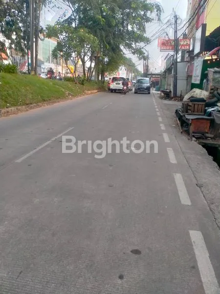 image RUMAH LOKASI STRATEGIS COCOK DIGUNAKAN SEBAGAI TEMPAT USAHA ATAU KOST (4)